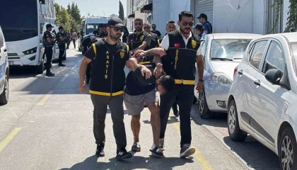 Adanadaki kadın cinayetinde 13 tutuklama: Katil zanlısı İstanbulda petshopta yakalandı