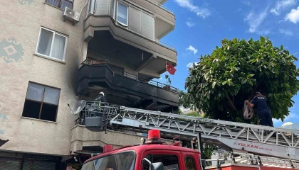 Alanyada alevlere teslim olan dairede 3 çocuk dumandan etkilendi