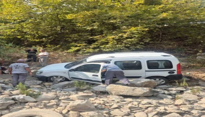 Alanyada araç şarampole yuvarlandı: 3 yaralı