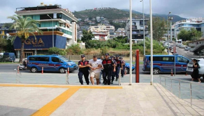 Alanyada emlak ofisini kurşunlayan 2 şüpheli tutuklandı