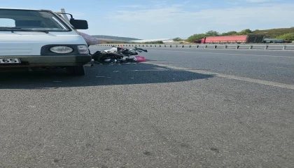 Alanyada motosiklet park halindeki araca çarptı: 1 yaralı