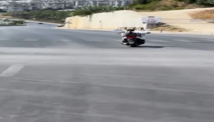 Alanyada motosikletlinin tehlikeli hareketleri kamerada