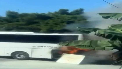 Alanyada park halindeki tur otobüsünün motor bölümü alev aldı