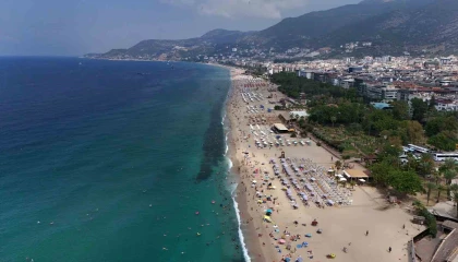 Alanyada tatilciler deniz ve güneşin tadını çıkardı