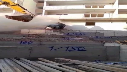 Alevlere teslim olan kepçeye kumlu müdahale