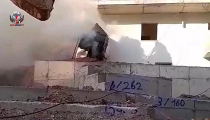 Alevlere teslim olan kepçeye kumlu müdahale