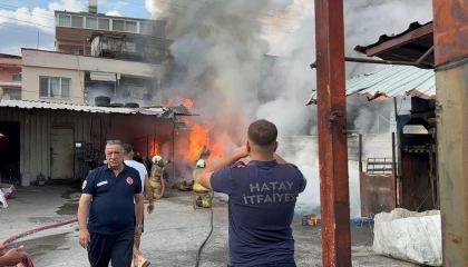 Alevlerin yükseldiği iş yeri yangını evlere sıçramadan kontrol altına alındı