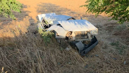 Alışveriş sonrası kaza yapan sürücünün Tofaşı hurdaya döndü