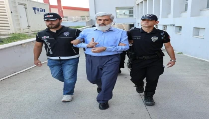 Alparslan Kuytul, kendinden habersiz hareket eden örgüt üyesinin sırtında sopa kırmış