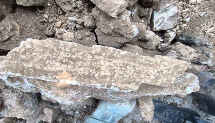 Alt yapı çalışmaları esnasında kepçeyle kazı yapılırken mozaik bulundu