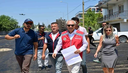Altınovada 4 mahalleyi birbirine bağlayan caddeye sıcak asfalt