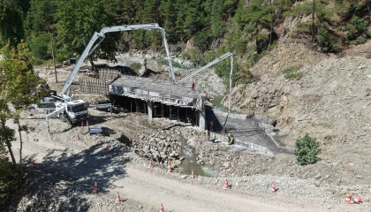 Andırında 53 yıllık köprünün yerine yeni köprü yapılıyor