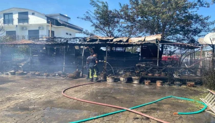 Antalyada baraka yangında küle döndü, alevler villa ve lojmanlara sıçramadan söndürüldü