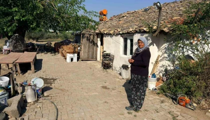 Antalyada hortumun evsiz bıraktığı aile korkudan eve giremiyor bahçede yaşıyor