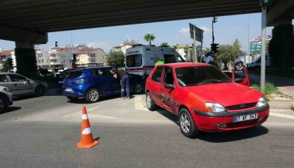 Antalyada iki otomobil çarpıştı: 1 yaralı