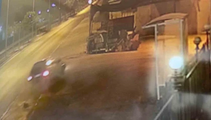 Antalyada ilginç kaza: dükkana uçtu, önce gitti sonra helalleşmek için geri döndü