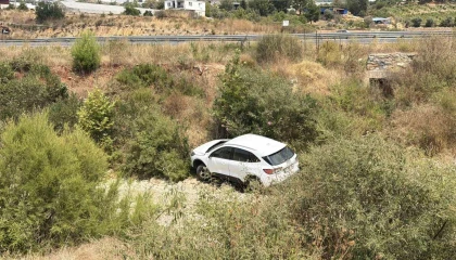 Antalyada otomobil dereye uçtu: 1 yaralı