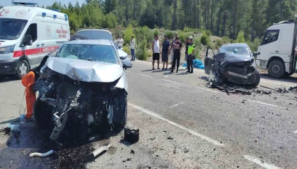 Antalyada otomobiller çarpıştı: 1 ölü, 3 yaralı