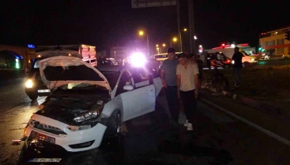 Antalyada otomobiller çarpıştı: 2 yaralı