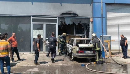 Antalyada park halindeki Tofaş küle döndü, iş yeri zarar gördü