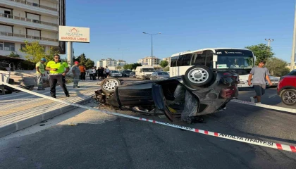 Antalyada refüje çarpan otomobilin takla atma anı kamerada: 2 yaralı