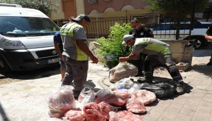 Antalyada son kullanma tarihi bulunmayan ve süresi geçmiş 152 kilo et ile 20 bidon turşuya el konuldu