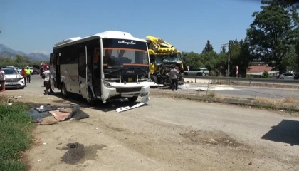 Antalyada yolcu indirmek için duran midibüse tır arkadan çarptı: 11 yaralı