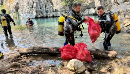 Antalyanın içme suyu kaynağından pet bardak, alkol şişeleri, poşetler çıkartıldı