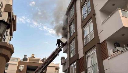 Apartman dairesi yangında kullanılamaz hale geldi