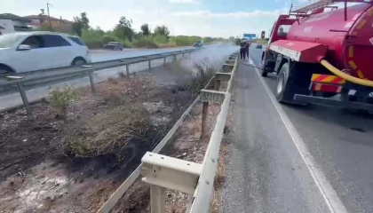 Araçtan atılan izmarit refüjde yangın çıkardı