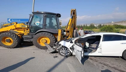 Arsuzda kepçeyle çarpışan otomobil hurdaya döndü: 2 yaralı