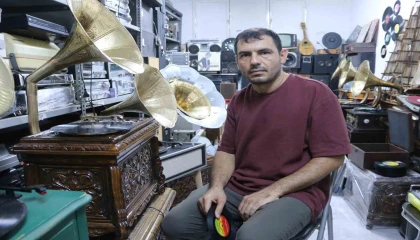Asırlık gramofonları hayata döndürerek tarihin sesini yaşatıyor