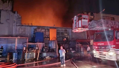 Ayakkabı tabanı üreten fabrika alevlere teslim oldu