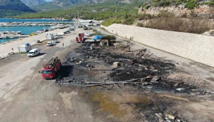 Balıkçı Barınağındaki yangının ardından geriye demir yığınına dönen tekneler kaldı