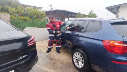 Belende araçta mahsur kalan bebek kurtarıldı