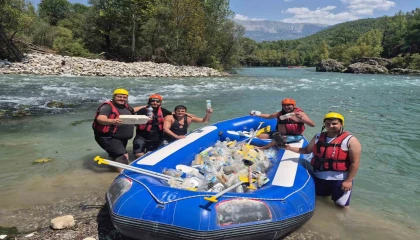 Beşkonakta raftingciler kürekleri bırakıp çöp topladı