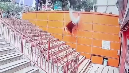 Beton blokta uzandı, dengesini kaybedip merdivenlere düştü