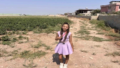Bir çocuk benim gibi hızlı koşmak ister diyen 11 yaşındaki Süreyya, asfalt ve toprak yollarda antrenman yapıyor