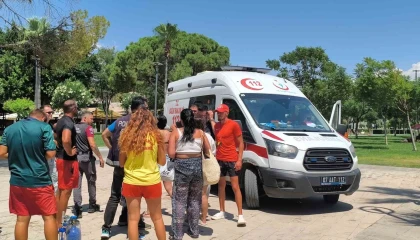 Boğulma tehlikesi geçiren gencin yardımına cankurtaranlar yetişti