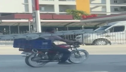 Boynunda merdivenle motosiklet kullandı
