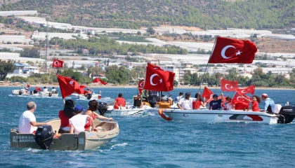Bozyazıda amatör balıkçılardan 30 Ağustosa denizde anlamlı kutlama