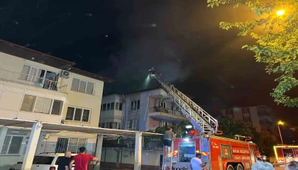 Burdurda 3 katlı binada yangın korkuttu
