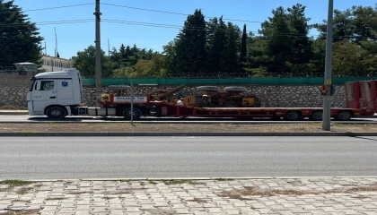 Burdurda ani fren yapan tırın üzerindeki greyder devrildi