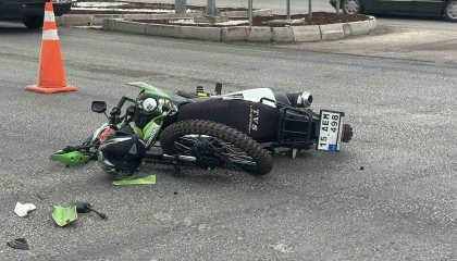 Burdurda otomobil ile çarpışan motosikletin sürücüsü ağır yaralandı