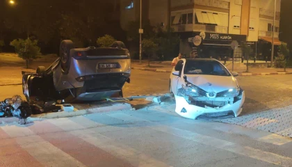 Çarpışmanın etkisiyle ters dönen otomobilden hafif yaralı çıktılar