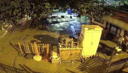 Çevreyi kontrol edip sandalyeye oturdu, park boşalınca motosikleti çaldı