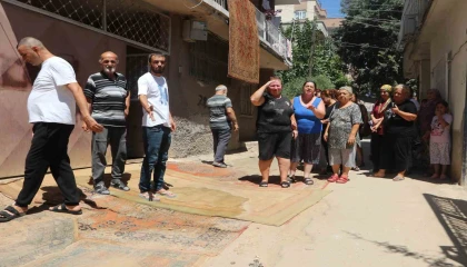 Çukur ve tozdan bıktılar, sokağa halı serip suladılar