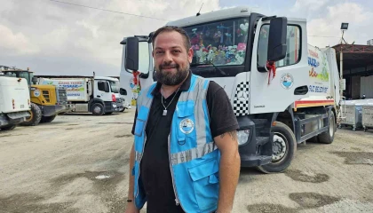 Depremde kız kardeşini ve babasını kaybeden belediye personeli, afetzede çocuklara çöp kamyonuyla mutluluk dağıtıyor