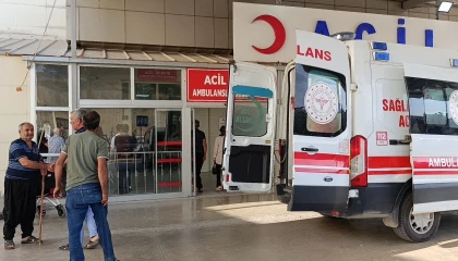 Devrilen traktörün altında kalan muhtar ağır yaralandı