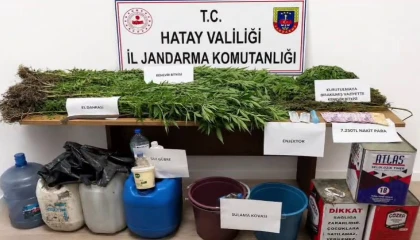 Dinlenme tesisine terk edilmiş halde bırakılan otomobildeki 3 şırınga zehir tacirini ele verdi